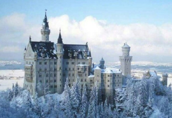 欧洲十大最美城堡排行榜：德国新天鹅城堡为迪士尼原型