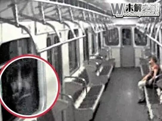 世界十大诡异图片一张吓死人的诡异照片真实（节地铁车厢拍下幽灵照片）