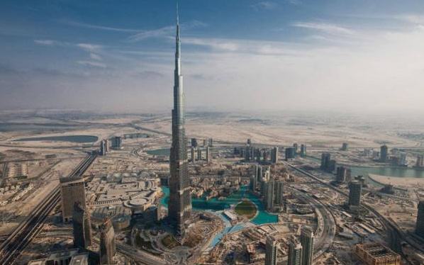 世界上最高的建筑：迪拜哈利法塔比广州塔小蛮腰还高200米